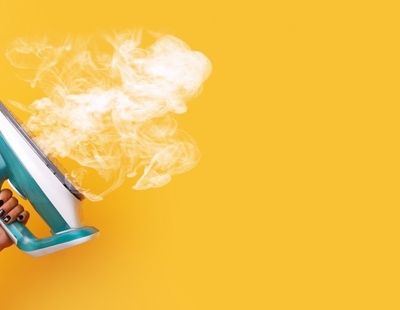 Какую воду нельзя заливать в утюг — многие хозяйки рискуют испортить этот прибор Какую воду нельзя заливать в утюг — многие хозяйки рискуют испортить этот прибор