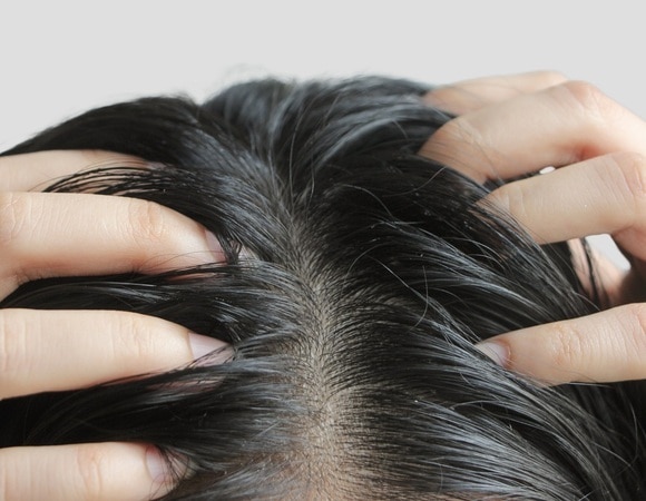 Трихолог призвала не красить волосы летом — вот в чем опасность