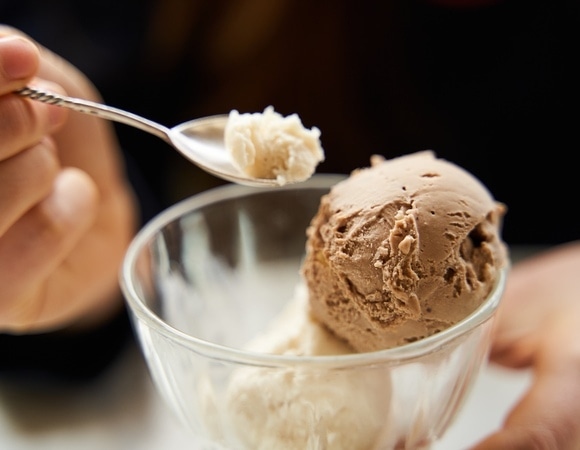Врач рассказала, почему формируется зависимость от мороженого