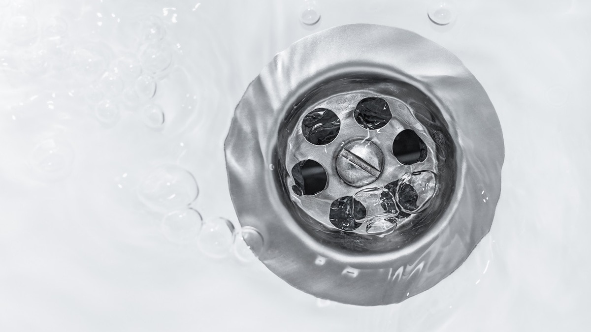 Что нельзя сливать в раковину? Эти привычки приводят к засорам и неприятному запаху