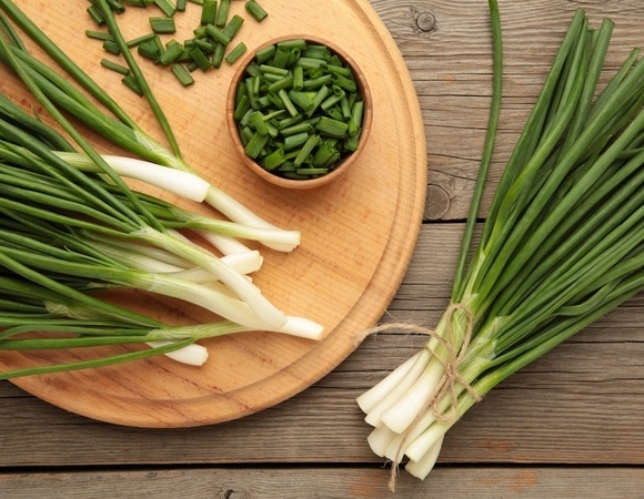 Диетолог рассказала, чем полезен зеленый лук в июне — без него никак! Диетолог рассказала, чем полезен зеленый лук в июне — без него никак!