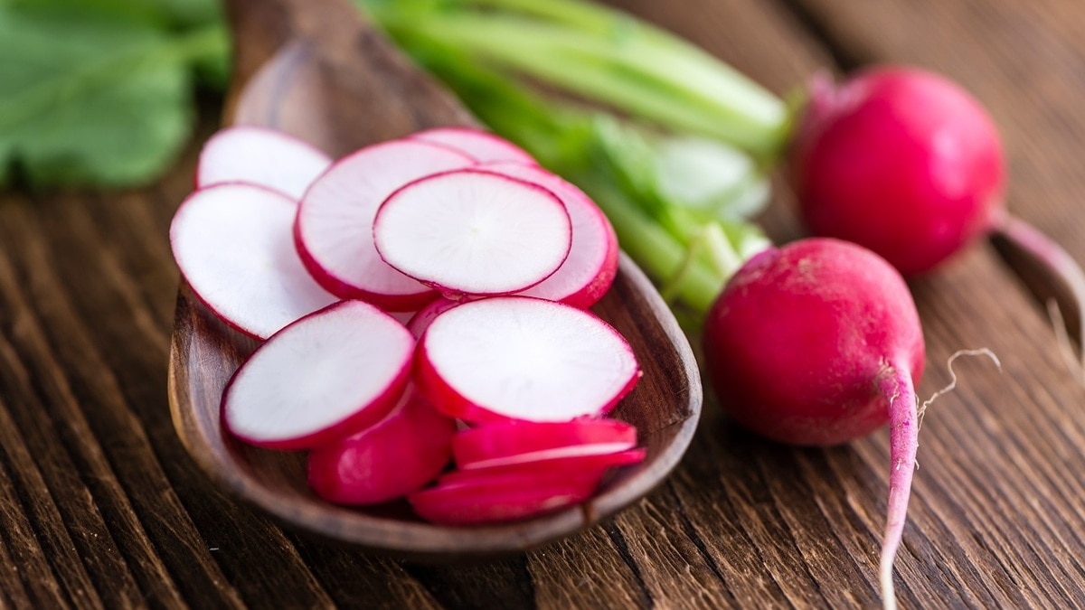 Врач подсказала, как правильно хранить редис — дольше останется хрустящим