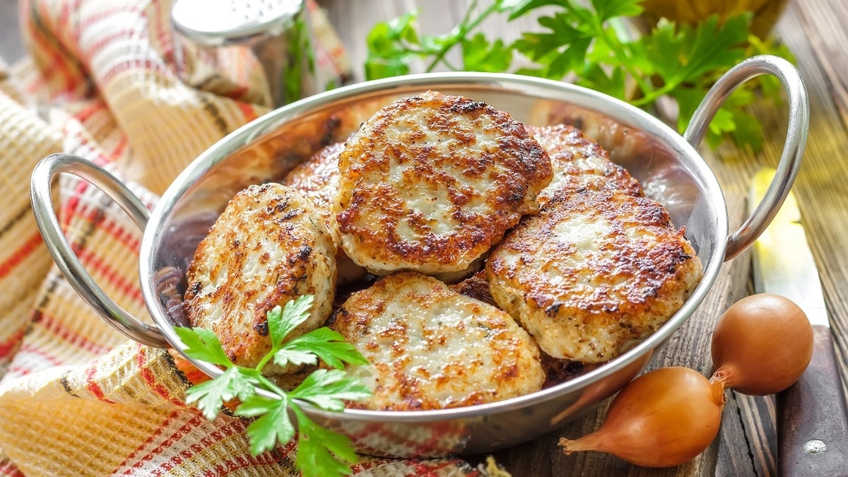 Как приготовить самые сочные котлеты — рецепт с необычным ингредиентом