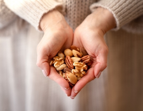Друг сердца и сосудов: врач назвал орех, который нужно есть каждый день