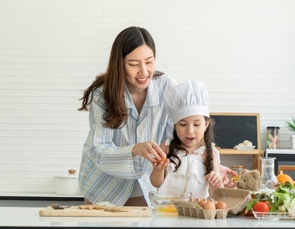 Чем накормить ребенка в жару? Ответила врач Чем накормить ребенка в жару? Ответила врач