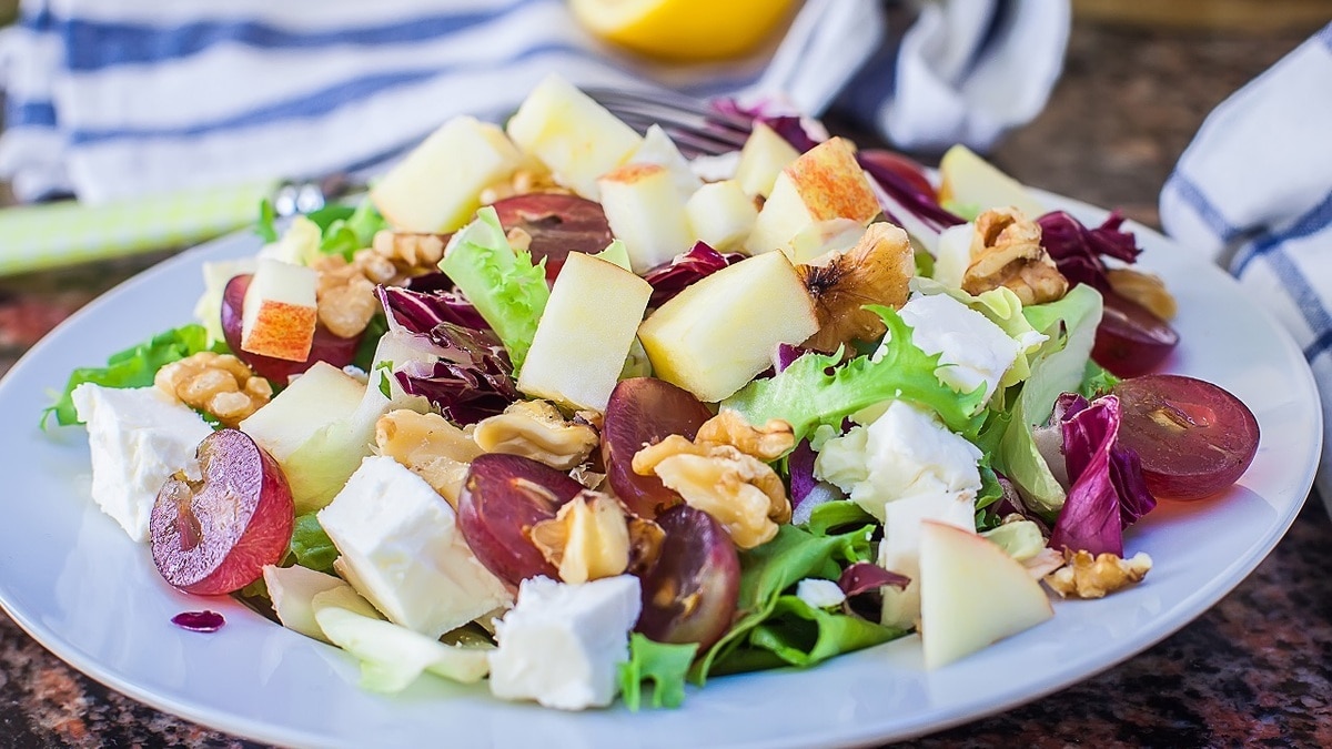 Как сочетать сыр, фрукты и зелень в одном салате — лайфхак от «Едим Дома»