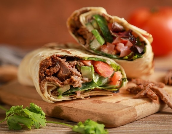 Врач назвал способ сделать домашнюю шаурму полезнее — просто замените 4 ингредиента
