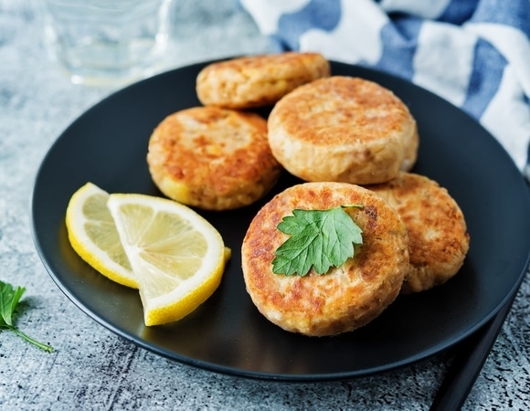 Добавьте 3 ингредиента в куриный фарш — котлеты из него получатся сочными, но «легкими» Добавьте 3 ингредиента в куриный фарш — котлеты из него получатся сочными, но «легкими»