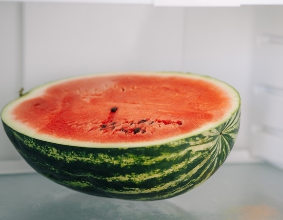 Фермеры объяснили, почему арбуз нельзя хранить в холодильнике Фермеры объяснили, почему арбуз нельзя хранить в холодильнике