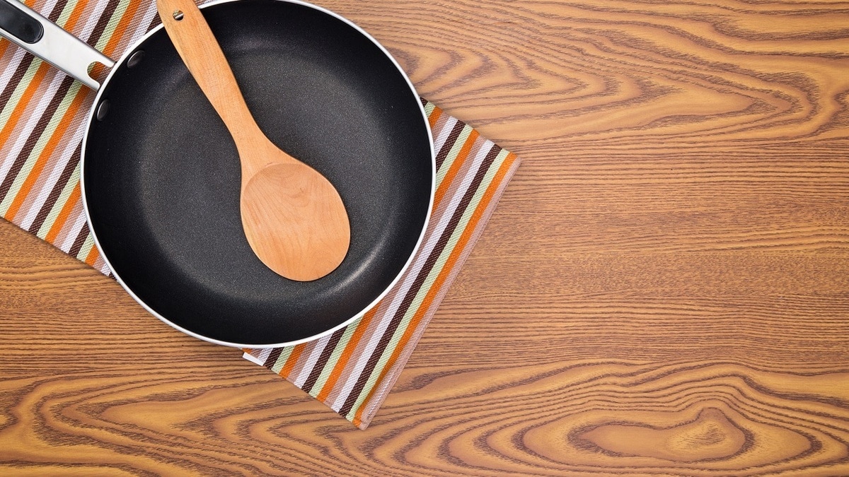 Как часто нужно менять сковороду с антипригарным покрытием?