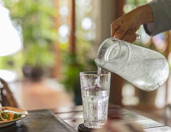 Можно ли пить во время еды? Эксперты развеяли популярный миф Можно ли пить во время еды? Эксперты развеяли популярный миф