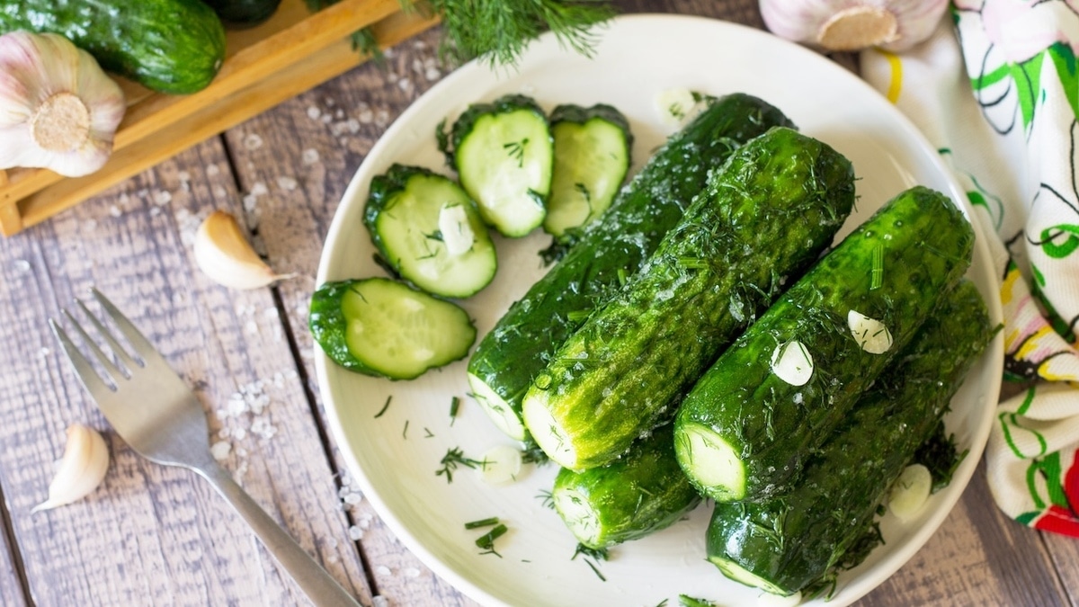 Закуска лета: раскрыт лучший рецепт хрустящих малосольных огурцов  