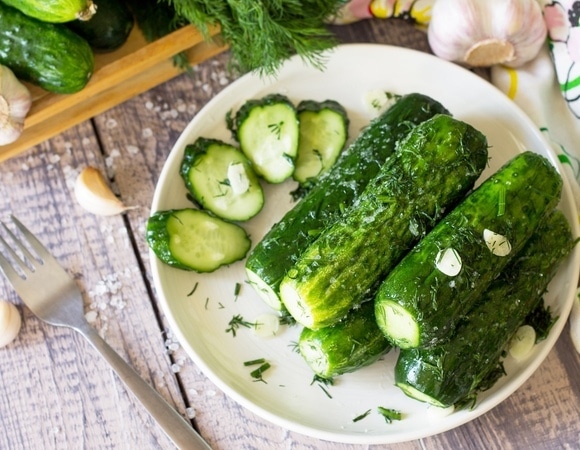 Закуска лета: раскрыт лучший рецепт хрустящих малосольных огурцов Закуска лета: раскрыт лучший рецепт хрустящих малосольных огурцов