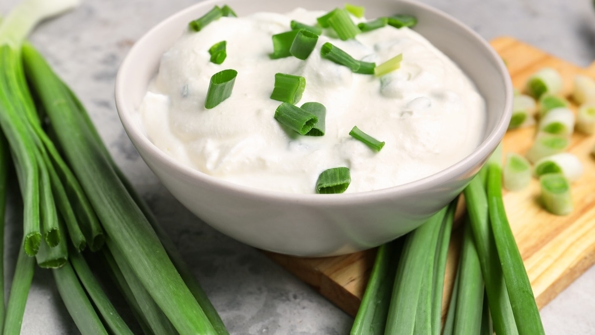 Почему все соусы надо заменить на сметану — рассказала диетолог Макиша