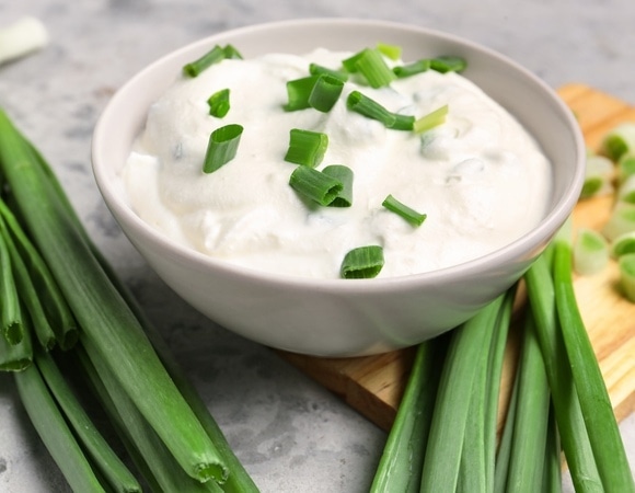 Почему все соусы надо заменить на сметану — рассказала диетолог Макиша