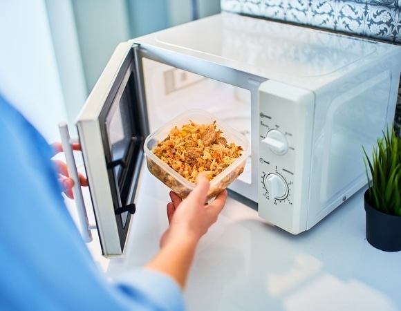 Можно ли греть пластиковые контейнеры в микроволновке? Ответила доктор Павлова Можно ли греть пластиковые контейнеры в микроволновке? Ответила доктор Павлова