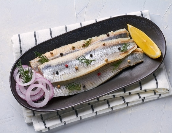 Врач назвала продукт, который «убивает» пользу селедки — а без него ее не подают Врач назвала продукт, который «убивает» пользу селедки — а без него ее не подают