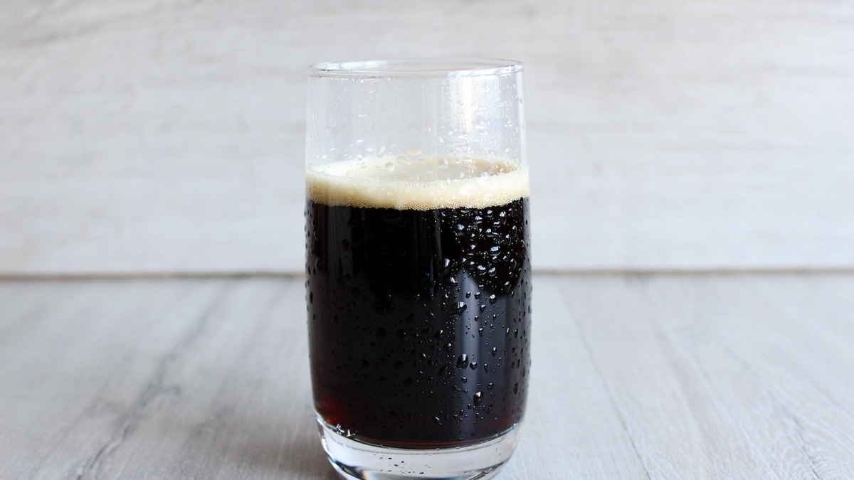 Врач рассказала, сколько кваса можно выпить в жаркий день 