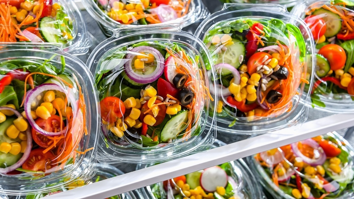 Как не отравиться готовым салатом летом — вот чего не должно быть в составе