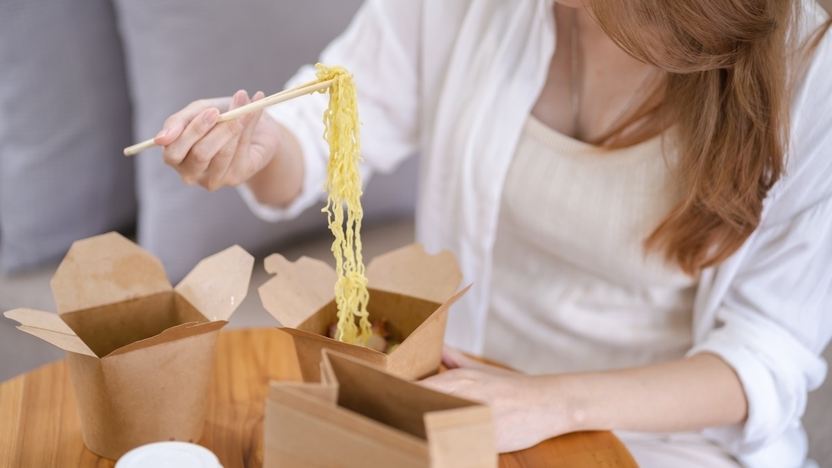 Ботулизм — не единственная угроза: чем можно заразиться от готовой еды 