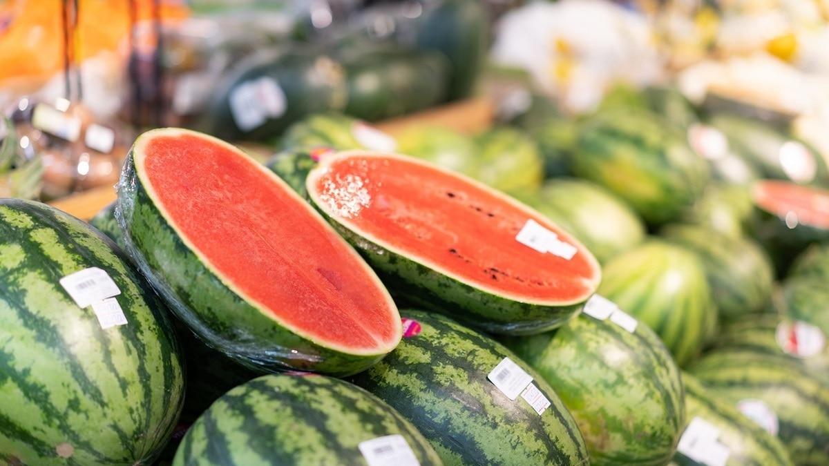 Никаких половинок! Агроном объяснила, почему покупать нарезанные арбузы — опасно