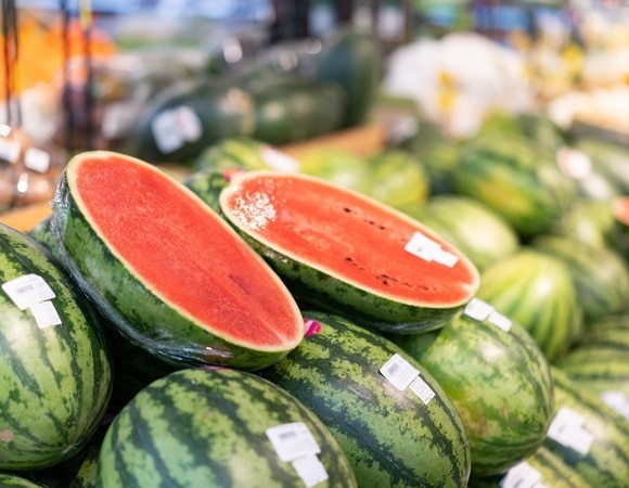 Никаких половинок! Агроном объяснила, почему покупать нарезанные арбузы — опасно Никаких половинок! Агроном объяснила, почему покупать нарезанные арбузы — опасно