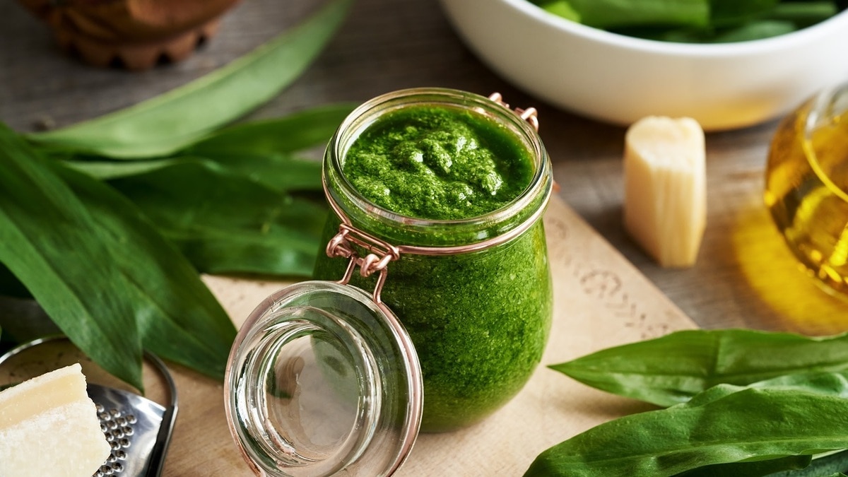 Раскрыты целебные свойства соуса песто — вот 5 причин чаще добавлять его в блюда Раскрыты целебные свойства соуса песто — вот 5 причин чаще добавлять его в блюда