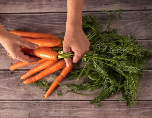 Диетолог назвала морковную ботву ценным продуктом: вот как можно ее использовать Диетолог назвала морковную ботву ценным продуктом: вот как можно ее использовать