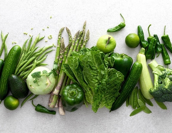 «Сердечникам» посоветовали отказаться от зеленых овощей и фруктов в жару — вот почему