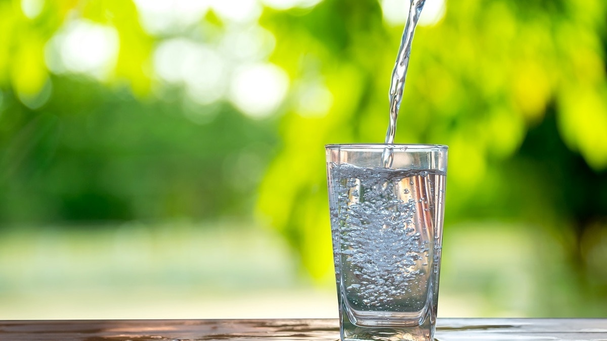 Кипяченая, бутилированная или из-под крана: стало известно, какая вода полезнее