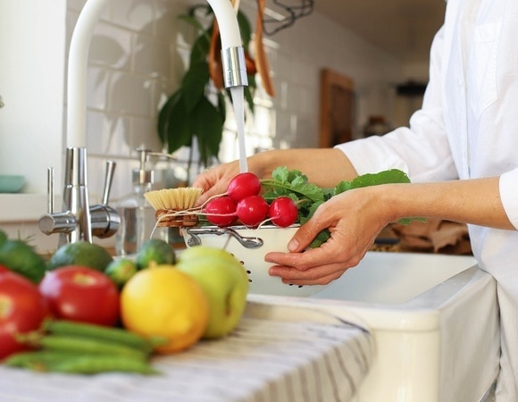 Как правильно мыть фрукты, зелень и овощи, чтобы избавиться от загрязнений и паразитов