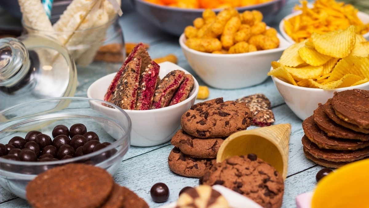 Эти популярные закуски замедляют обмен веществ — диетологи сказали, чем их заменить