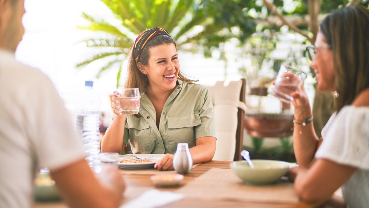 Можно ли запивать еду водой? Врач поставил точку в этом вопросе