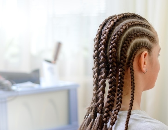 Остаться без волос: трихолог назвала опасные прически на лето Остаться без волос: трихолог назвала опасные прически на лето