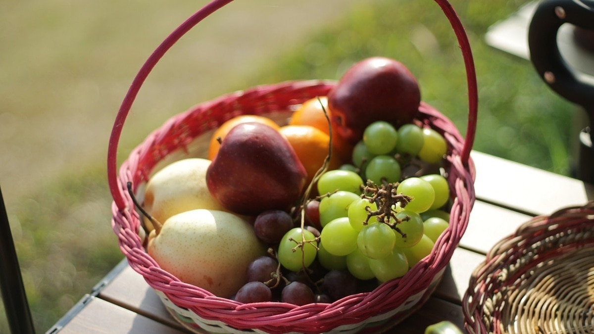 Полезные, но с условием: стало известно, чем могут быть опасны сезонные плоды