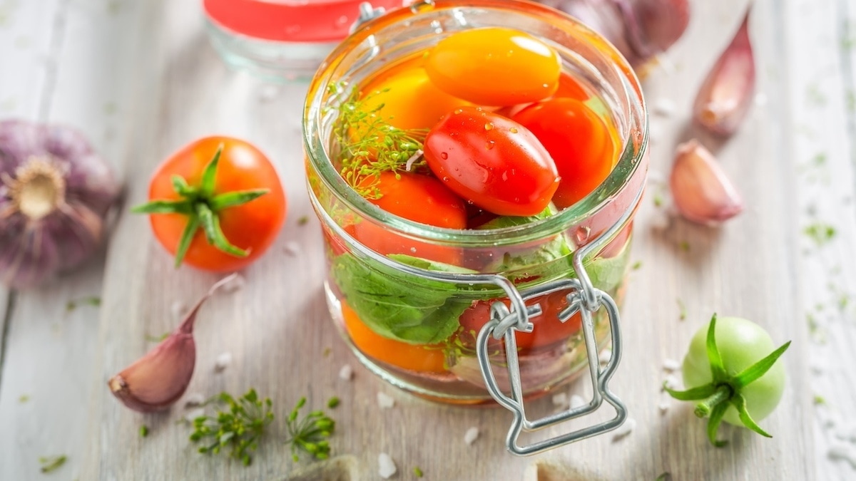 Подать к картошке, взять на шашлыки: рецепт пряных малосольных помидоров от «Едим Дома» 