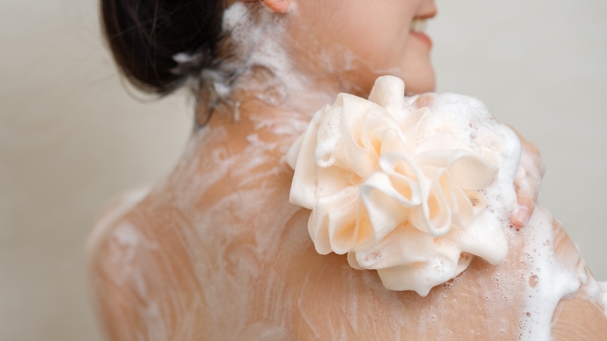 Голову мыть сразу или в конце? Эксперты объяснили, как правильно принимать душ