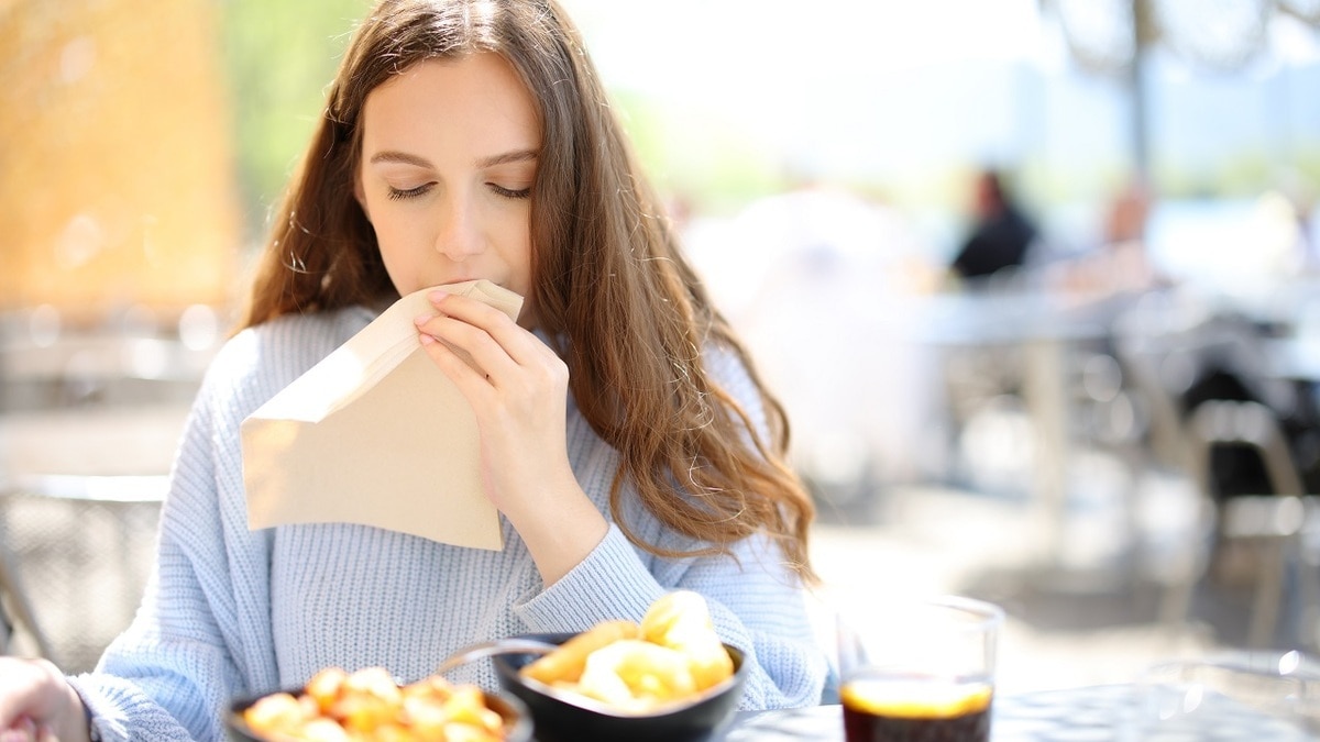 Что делать, если вы «перебрали» с вредной едой: 7 способов прийти в себя