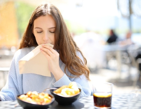Что делать, если вы «перебрали» с вредной едой: 7 способов прийти в себя