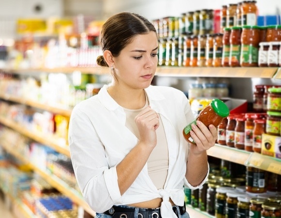 Эти продукты незаметно «пересаливают» рацион — вот как вычислить их еще в магазине