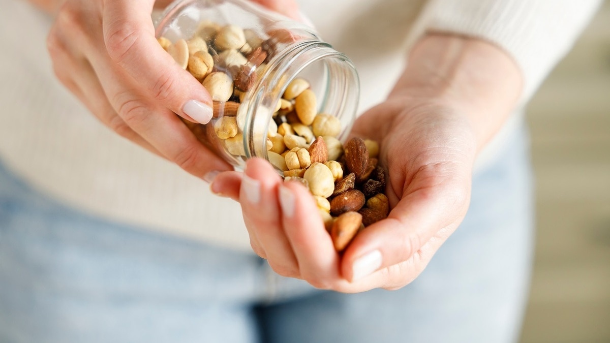 Поможет похудеть и «разгладит» морщины: назван самый полезный для женщин орех