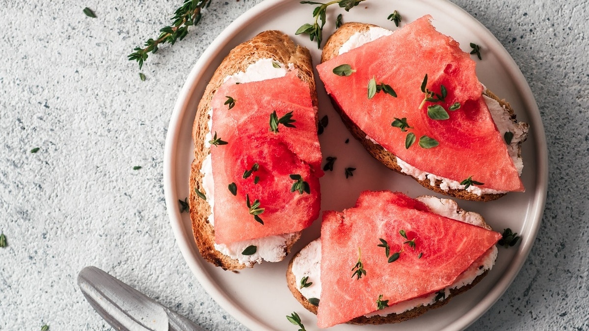 Рисковое сочетание: биолог сказала, кому можно и нельзя есть арбуз с хлебом