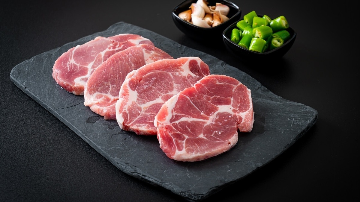 Диетолог объяснила, почему свинина полезнее говядины