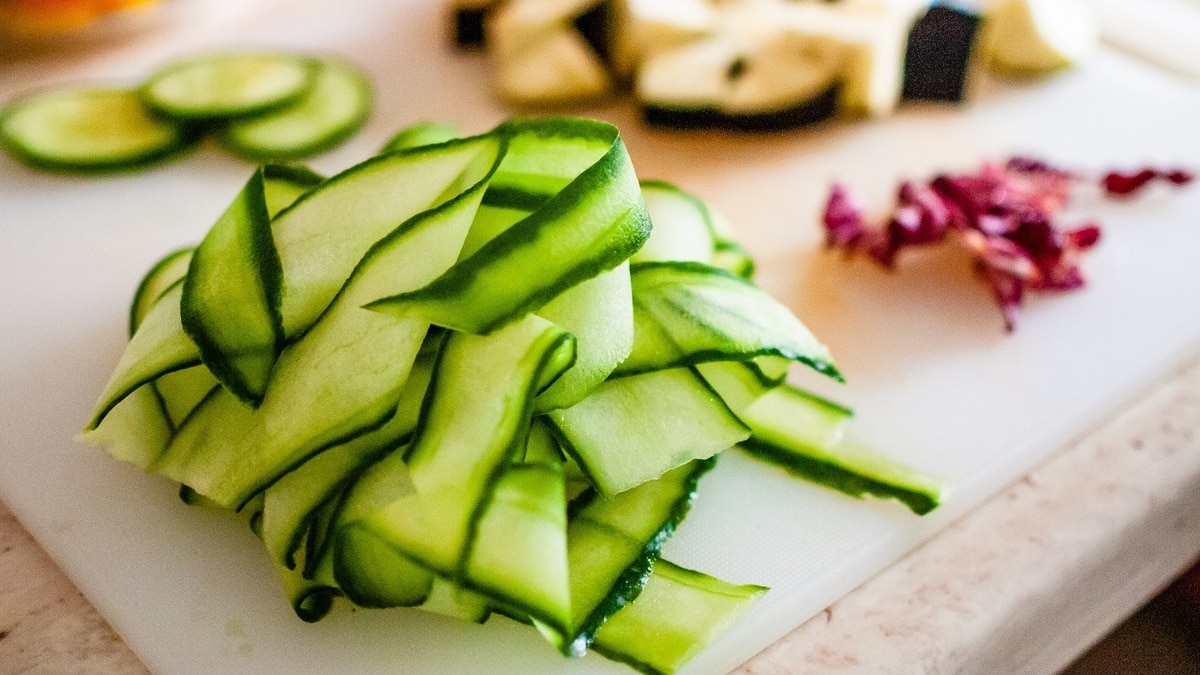За продуктами — на грядку! Рецепт вкусного летнего салата, в котором много клетчатки и белка