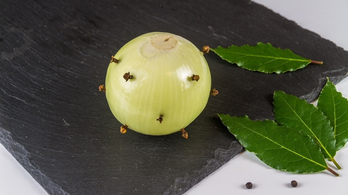 Зачем опытные хозяйки втыкают гвоздику в лук и лимон во время готовки и уборки