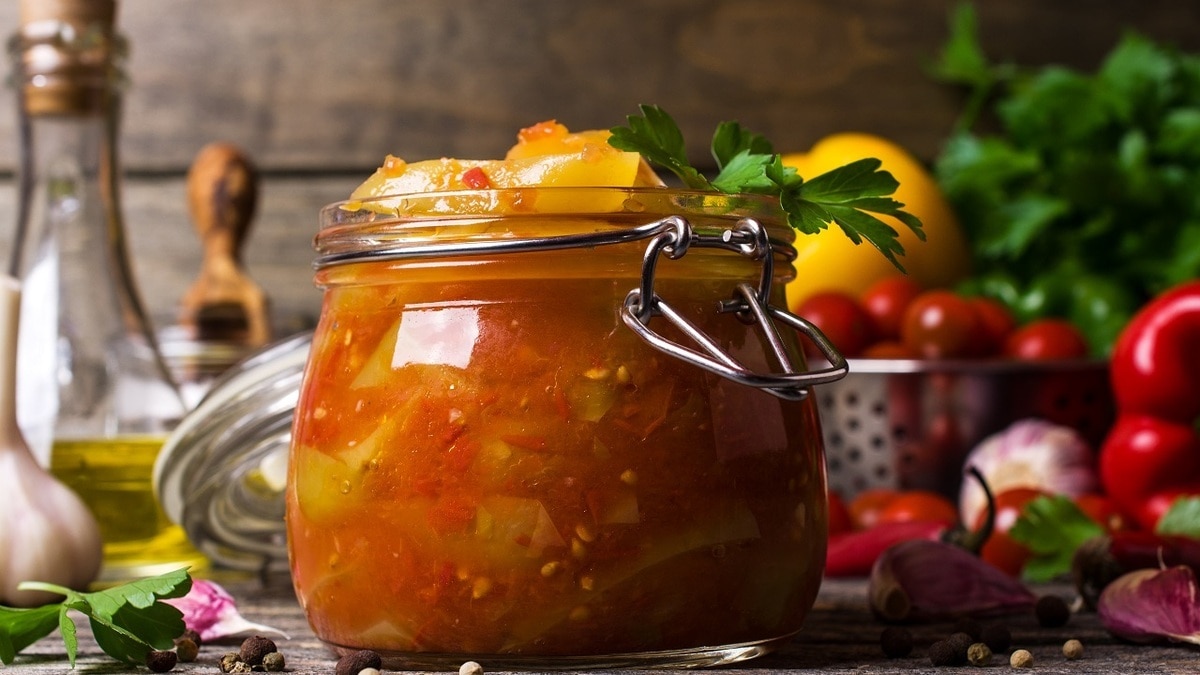 Законсервируйте лето: рецепт вкусного салата на зиму из 7 овощей