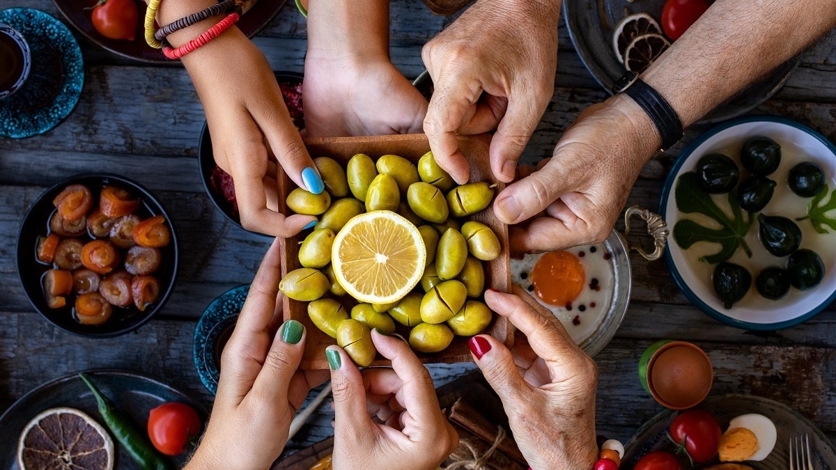 И польза, и вред для сосудов: диетолог Гинзбург подсказал, как правильно есть оливки