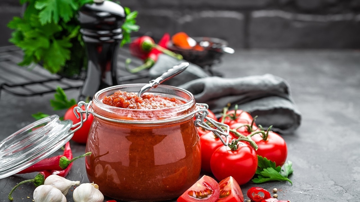 Простой рецепт острого томатного соуса — он полезнее и вкуснее кетчупа из магазина