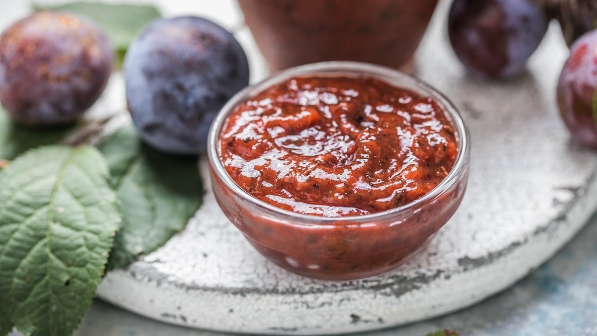 Сочный, вкусный, идеален к мясу: найден самый простой рецепт соуса ткемали