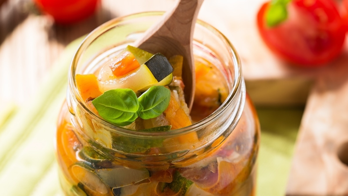 Урожай не пропадет: «Едим Дома» раскрыли рецепт яркой закуски-ассорти без маринада